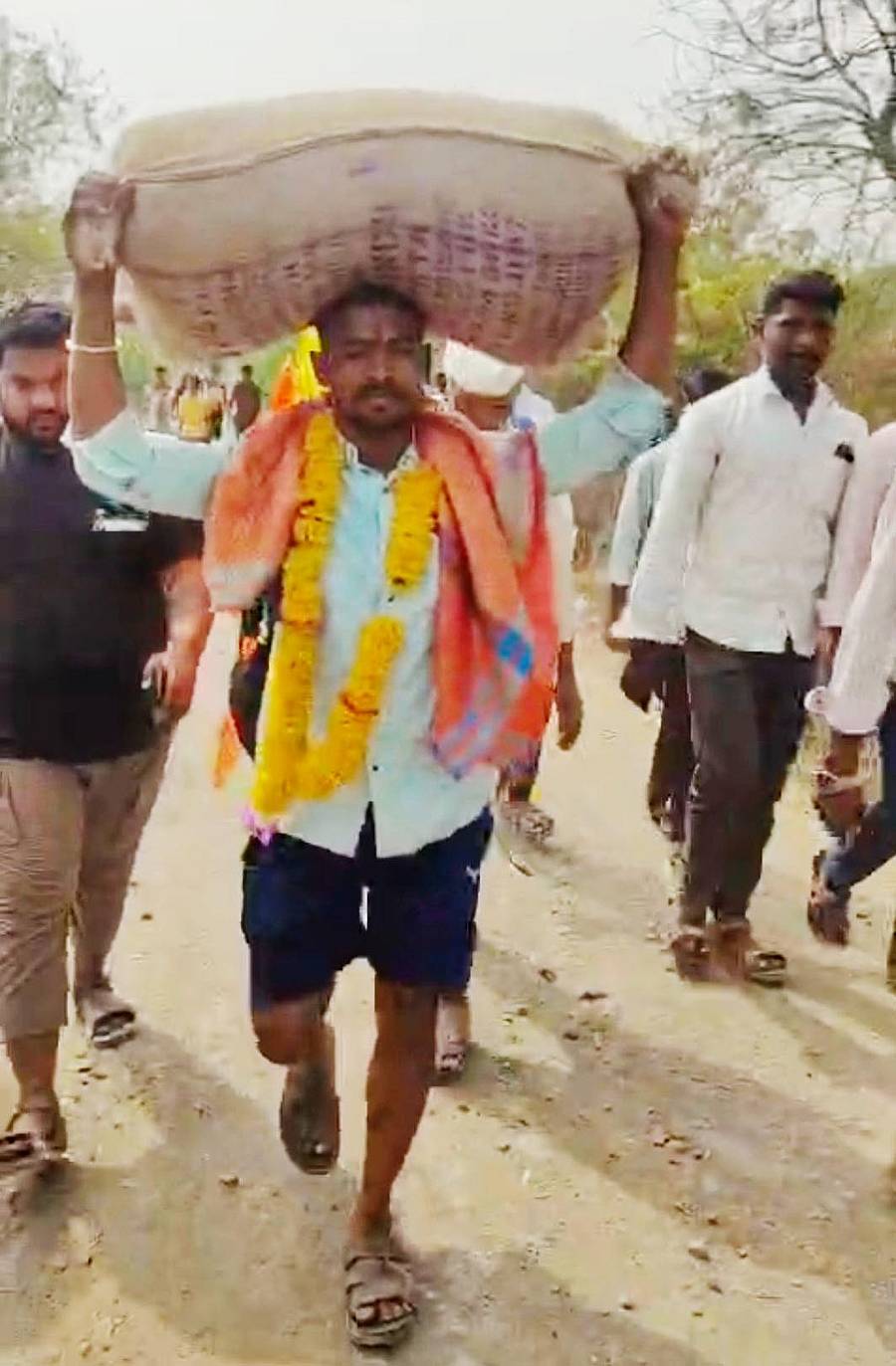 ವಿಜಯಪುರ ಜಿಲ್ಲೆ ಸಿಂದಗಿ ಸಮೀಪದ ಬಳಗಾನೂರ ಗ್ರಾಮದ ಯುವಕ ಕೇದಾರಲಿಂಗ ಕುಂಬಾರ ಶನಿವಾರ 55 ಕೆ.ಜಿ ತೂಕದ ಗೋಧಿ ಮೂಟೆ ಹೊತ್ತು ಉತ್ತರಪ್ರದೇಶದ ಅಯೋಧ್ಯೆಗೆ ಪಾದಯಾತ್ರೆ ಪ್ರಾರಂಭಿಸಿದರು