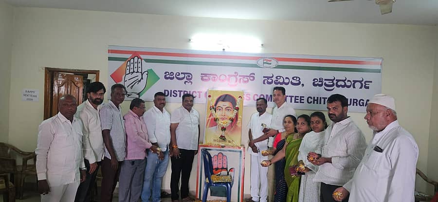 ಜಿಲ್ಲಾ ಕಾಂಗ್ರೆಸ್‌ ಕಚೇರಿಯಲ್ಲಿ ಶನಿವಾರ ನಡೆದ ಸಾವಿತ್ರಿ ಬಾಯಿ ಫುಲೆ ಅವರ ಜಯಂತಿಯಲ್ಲಿ ಮುಖಂಡರು ಸಾವಿತ್ರಿ ಬಾಯಿ ಫುಲೆ ಭಾವಚಿತ್ರಕ್ಕೆ ಪುಷ್ಪ ನಮನ ಸಲ್ಲಿಸಿದರು