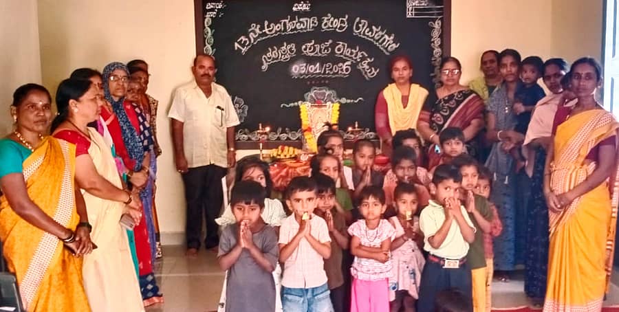 ಕುಷ್ಟಗಿ ತಾಲ್ಲೂಕು ತಾವರಗೇರಾದ 13ನೇ ಅಂಗನವಾಡಿ ಕೇಂದ್ರದಲ್ಲಿ ಪೂಜೆ ನೆರವೇರಿಸಿ ಶನಿವಾರ ಉದ್ಘಾಟನೆ ನೆರವೇರಿಸಿದ್ದು ಕಂಡುಬಂದಿತು