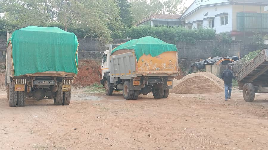 ವಶಕ್ಕೆ ಪಡೆದಿರುವ ಟಿಪ್ಪರ್‌ಗಳು 