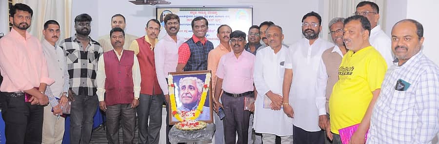 ಕುವೆಂಪು ಜಯಂತಿ ಕಾರ್ಯಕ್ರಮದಲ್ಲಿ ಎಚ್.ತುಕಾರಾಂ, ಪ್ರೊ.ನಾರಾಯಣಘಟ್ಟ, ಚೌಡಯ್ಯ, ವಾದಿರಾಜ, ಹರೀಶ್, ಮುದಲ್ ವಿಜಯ್, ಉದಂತ ಶಿವಕುಮಾರ್ ಭಾಗವಹಿಸಿದ್ದರು