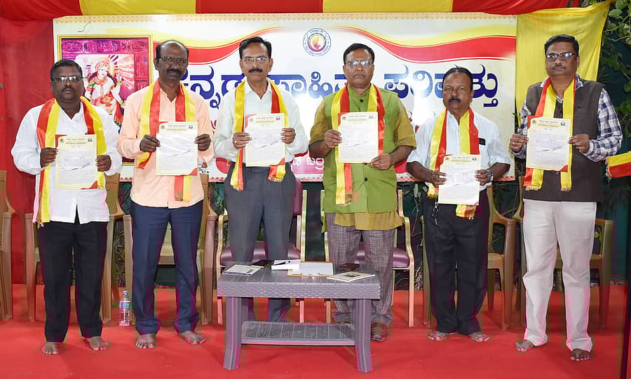 ಗದಗ ಜಿಲ್ಲಾ ಕನ್ನಡ ಸಾಹಿತ್ಯ ಪರಿಷತ್ತು ಹಾಗೂ ಕನ್ನಡ ಪುಸ್ತಕ ಪ್ರಾಧಿಕಾರದಿಂದ ನಡೆದ ಕಾರ್ಯಕ್ರಮದಲ್ಲಿ ‘ಮನೆಗೊಂದು ಗ್ರಂಥಾಲಯ’ ಕರಪತ್ರ ಬಿಡುಗಡೆ ಮಾಡಲಾಯಿತು