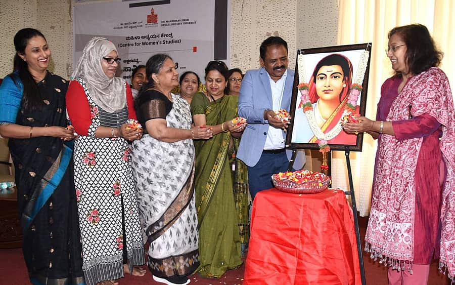 ಶಿಕ್ಷಕಿಯರ ದಿನಾಚರಣೆಯಲ್ಲಿ ಸಾವಿತ್ರಿ ಬಾಯಿ ಪುಲೆ ಅವರ ಭಾವಚಿತ್ರಕ್ಕೆ ಪುಷ್ಪನಮನ ಸಲ್ಲಿಸಲಾಯಿತು