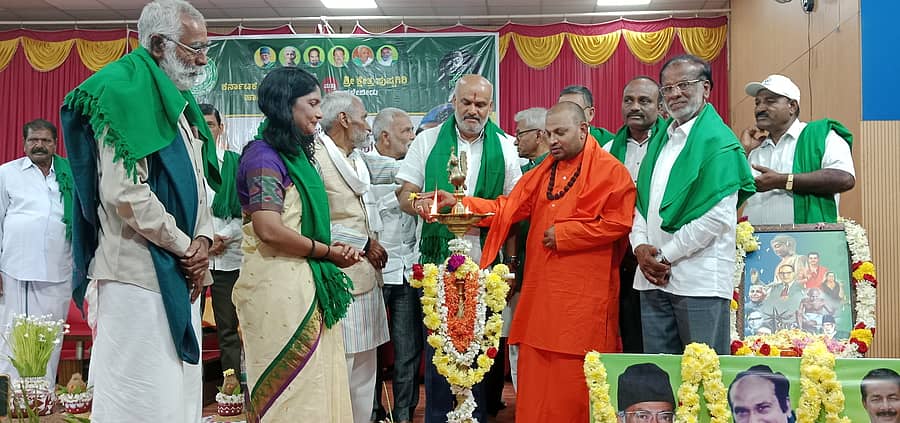 ಹಳೇಬೀಡು ಸಮೀಪದ ಪುಷ್ಪಗಿರಿಯಲ್ಲಿ ಶನಿವಾರ ನಡೆದ ಸುಭಾಷ್ ಪಾಳೇಕರ್ ನೈಸರ್ಗಿಕ ಕೃಷಿ ಕಾರ್ಯಾಗಾರದ ಉದ್ಘಾಟನಾ ಸಮಾರಂಭದಲ್ಲಿ ಸೋಮಶೇಖರ ಶಿವಾಚಾರ್ಯ ಸ್ವಾಮೀಜಿ ಜ್ಯೋತಿ ಬೆಳಗಿದರು 