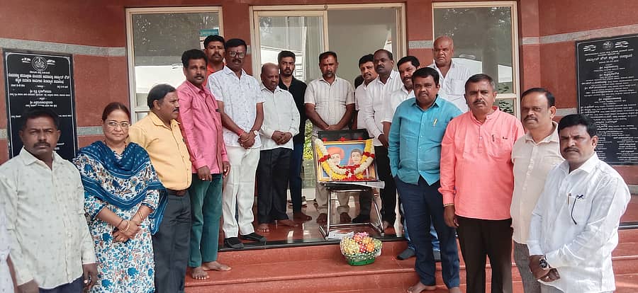 ದೇವನಹಳ್ಳಿಯಲ್ಲಿ ನಡೆದ ಸಾವಿತ್ರಿಬಾಯಿ ಫುಲೆ ಜಯಂತಿಯಲ್ಲಿ ದಲಿತ ಸಮುದಾಯದ ಮುಖಂಡರು ಭಾಗವಹಿಸಿದ್ದರು