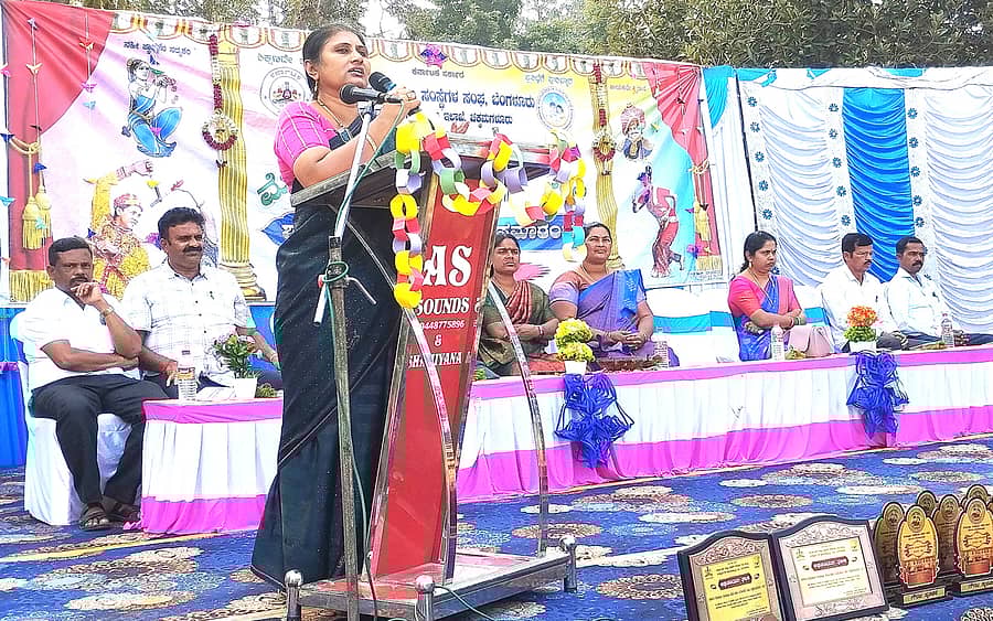 ನರಸಿಂಹರಾಜಪುರ ತಾಲ್ಲೂಕು ಅಳಲಗೆರೆ ಗ್ರಾಮದಲ್ಲಿರುವ ಮೊರಾರ್ಜಿ ದೇಸಾಯಿ ವಸತಿ ಶಾಲೆಯಲ್ಲಿ ಶುಕ್ರವಾರ ನಡೆದ ವಾರ್ಷಿಕೋತ್ಸವ ಸಮಾರಂಭದಲ್ಲಿ ಕ್ಷೇತ್ರ ಶಿಕ್ಷಣಾಧಿಕಾರಿ ಶಬಾನಾ ಅಂಜುಮ್ ಮಾತನಾಡಿದರು