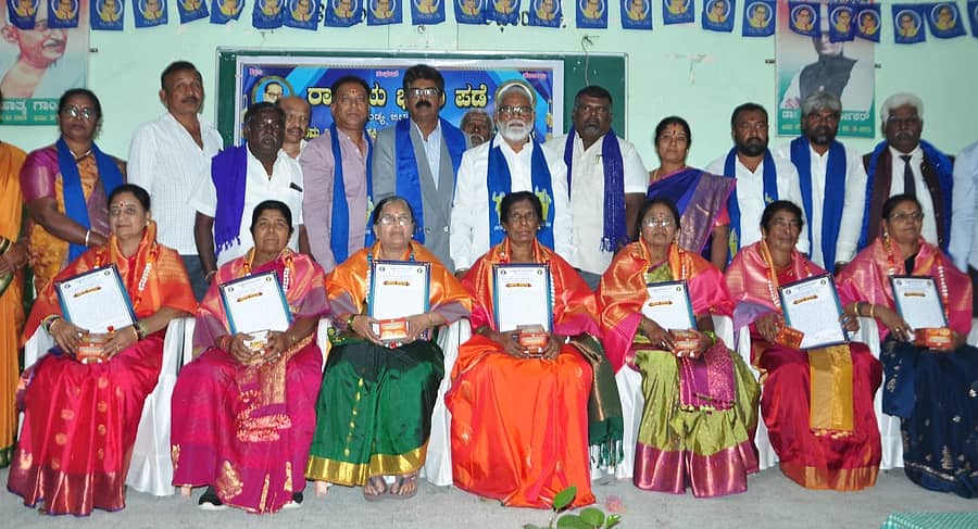 ಮಂಡ್ಯ ನಗರದ ಹರ್ಡೀಕರ್‌ ಭವನದಲ್ಲಿ ಶನಿವಾರ ನಡೆದ ಸಾವಿತ್ರಿಬಾಯಿ ಫುಲೆ ಜಯಂತ್ಯುತ್ಸವದಲ್ಲಿ ನಿವೃತ್ತ ಶಿಕ್ಷಕಿಯರು ಹಾಗೂ ಶಿಕ್ಷಕಿಯರಿಗೆ ‘ಅಕ್ಷರದವ್ವ’ ಪ್ರಶಸ್ತಿ ಪ್ರದಾನ ಮಾಡಲಾಯಿತು