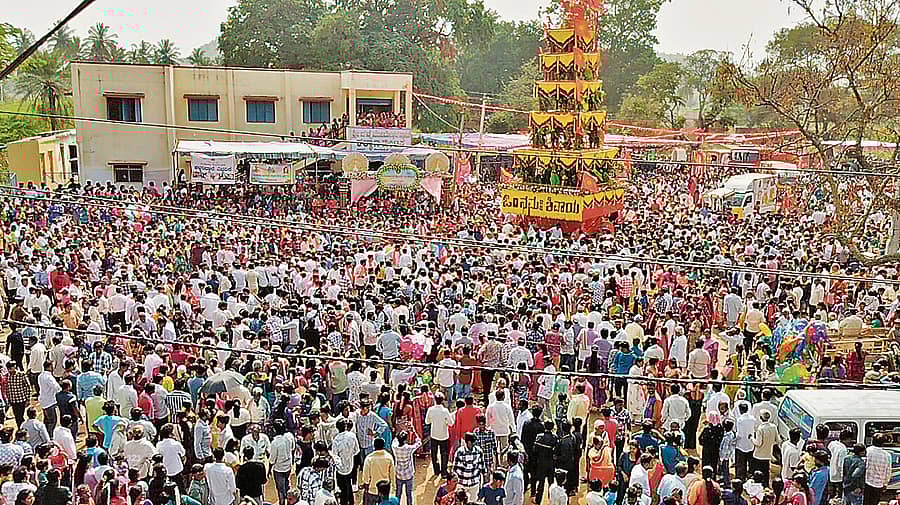 ಗೌರಿಬಿದನೂರು ತಾಲ್ಲೂಕಿನ ಅಲಕಾಪುರ ಚನ್ನಸೋಮೇಶ್ವರ ಜಾತ್ರಾ ಮಹೋತ್ಸವ ಶುಕ್ರವಾರ ವೈಭವದಿಂದ ನಡೆಯಿತು