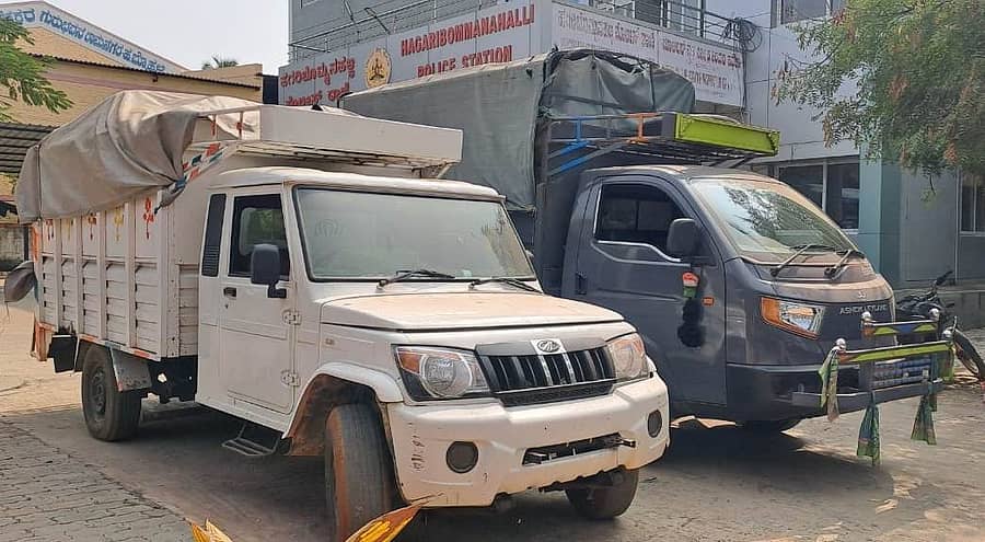 ಹಗರಿಬೊಮ್ಮನಹಳ್ಳಿಯ ಪೊಲೀಸರು ಅನ್ನಭಾಗ್ಯ ಯೋಜನೆಯ ಅಕ್ಕಿಯನ್ನು ಸಾಗಣೆ ಮಾಡುತ್ತಿದ್ದ ವಾಹನಗಳನ್ನು ವಶಪಡಿಸಿಕೊಂಡಿರುವುದು