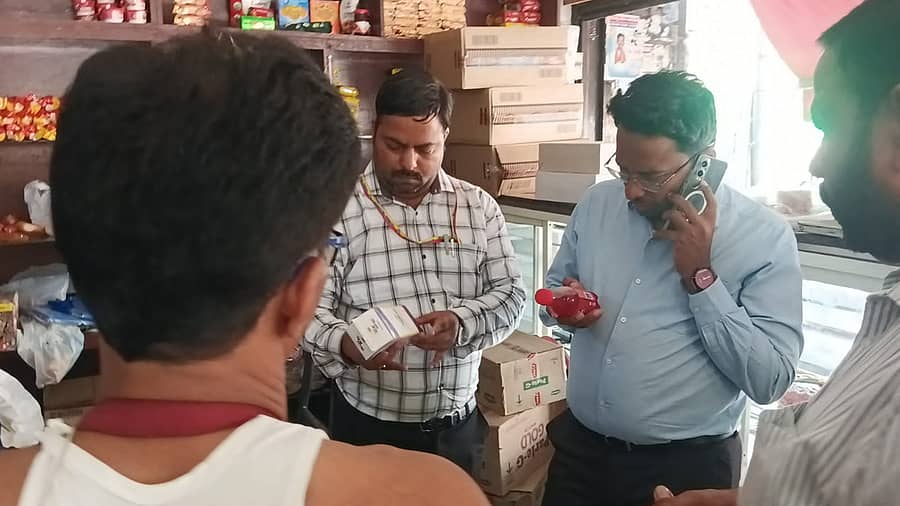 ಇಳಕಲ್ನ ಅಂಗಡಿಯೊಂದರಲ್ಲಿ ತಹಶೀಲ್ದಾರ್ ಅಮರೇಶ ಪಮ್ಮಾರ ಅವರು ವಸ್ತುವಿನ ಗುಣಮಟ್ಟ ಪರಿಶೀಲಿಸಿದರು