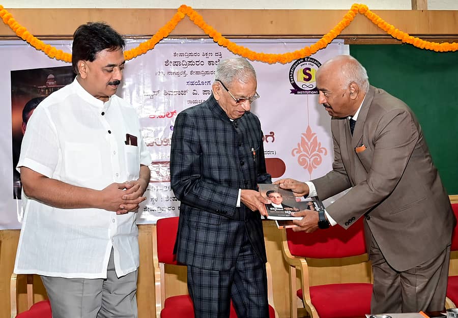 ಕಾರ್ಯಕ್ರಮದಲ್ಲಿ ಕೆ.ಎನ್. ಫಣೀಂದ್ರ ಅವರು ಪುಸ್ತಕದ ಪ್ರತಿಯನ್ನು ಶಿವರಾಜ ಪಾಟೀಲ ಅವರಿಗೆ ನೀಡಿದರು. ವೂಡೇ ಪಿ. ಕೃಷ್ಣ ಉಪಸ್ಥಿತರಿದ್ದರು