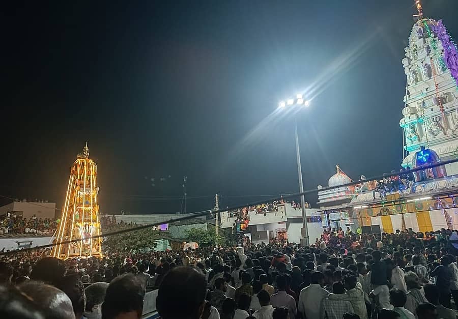 ಕಾಳಗಿ ತಾಲ್ಲೂಕಿನ ಕೋಡ್ಲಿ ಗ್ರಾಮದಲ್ಲಿ ಶನಿವಾರ ರಾತ್ರಿ ಬನಶಂಕರಿದೇವಿ ರಥೋತ್ಸವ ಅದ್ದೂರಿಯಾಗಿ ಜರುಗಿತು