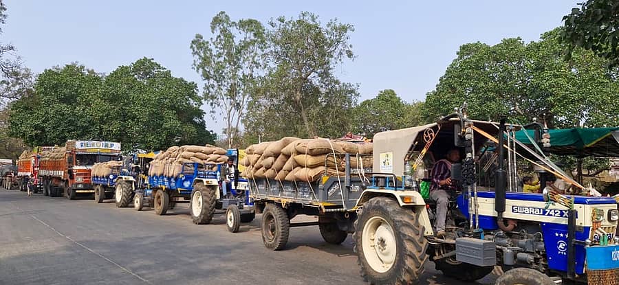 ಮೆಕ್ಕೆಜೋಳ ತುಂಬಿಕೊಂಡು ಟ್ರ್ಯಾಕ್ಟರ್‌ ಹಾಗೂ ಲಾರಿಗಳು ಗದಗ ಎಪಿಎಂಸಿ ಆವರಣದಲ್ಲಿ ಸಾಲುಗಟ್ಟಿ ನಿಂತಿದ್ದವು