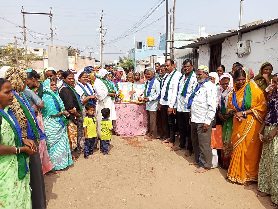 ಗದಗ ನಗರದ ಗಂಗಿಮಡಿಯಲ್ಲಿ ಜಿಲ್ಲಾ ಸ್ಲಂ ಮಹಿಳಾ ಸಮಿತಿಯಿಂದ ಸಾವಿತ್ರಿಬಾಯಿ ಫುಲೆ ಜಯಂತಿ ಆಚರಿಸಲಾಯಿತು