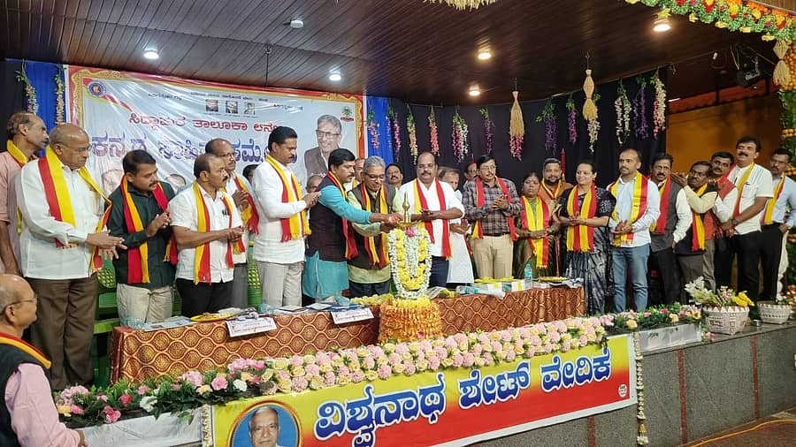 ಸಿದ್ದಾಪುರ ತಾಲ್ಲೂಕಿನ ವಾಜಗದ್ದೆ ಶ್ರೀ ದುರ್ಗಾವಿನಾಯಕ ದೇವಸ್ಥಾನದ ಸಭಾಭವನದಲ್ಲಿ ನಡೆದ 8ನೇ ತಾಲ್ಲೂಕು ಕನ್ನಡ ಸಾಹಿತ್ಯ ಸಮ್ಮೇಳನವನ್ನು ಸಾಹಿತಿ ಅಣ್ಣಪ್ಪ ಎನ್. ಮಳಿಮಠ ಉದ್ಘಾಟಿಸಿದರು. ಶಾಸಕ ಭೀಮಣ್ಣ ನಾಯ್ಕ, ಸಮ್ಮೇಳನದ ಅಧ್ಯಕ್ಷ ತಮ್ಮಣ್ಣ ಬೀಗಾರ ಜತೆಗಿದ್ದರು