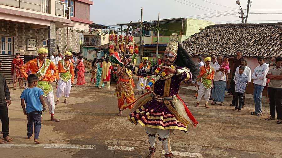 ಬನದ ಹುಣ್ಣಿಮೆ ಅಂಗವಾಗಿ ಚಿಕ್ಕಜಾಜೂರಿನ ಬನಶಂಕರಿ ಅಮ್ಮನವರ ಉತ್ಸವ ಮೂರ್ತಿಯನ್ನು ಗ್ರಾಮದಲ್ಲಿ ಶನಿವಾರ ನಡೆದ ಮೆರವಣಿಗೆಯಲ್ಲಿ ವೀರಗಾಸೆ ತಂಡದವರ ನೃತ್ಯ ಪ್ರದರ್ಶನ ಗಮನ ಸೆಳೆಯಿತು 