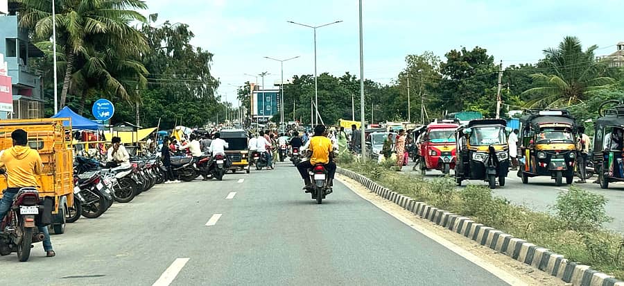 ಮೊಳಕಾಲ್ಮುರಿನಲ್ಲಿ ಹಾದು ಹೋಗಿರುವ ಹೆದ್ದಾರಿ ಬದಿಯಲ್ಲಿ ವಾರದ ಸಂತೆ ನಡೆಯುತ್ತಿರುವ ದೃಶ್ಯ.