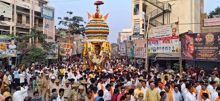 ಗಂಗಾವತಿ ನಗರದಲ್ಲಿ ಶುಕ್ರವಾರ ದುರ್ಗಾದೇವಿ ಜಾತ್ರೆಯ ರಥೋತ್ಸವದಲ್ಲಿ ಭಾಗವಹಿಸಿದ್ದ ಭಕ್ತ ಸಮೂಹ
