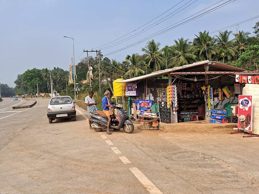 ರಾಷ್ಟ್ರೀಯ ಹೆದ್ದಾರಿ 75ರ ಉದನೆ ಪೇಟೆಯಲ್ಲಿ ಹೆದ್ದಾರಿ ಬದಿಯಲ್ಲೇ ನಿರ್ಮಾಣವಾದ ಅನಧಿಕೃತ ಅಂಗಡಿ