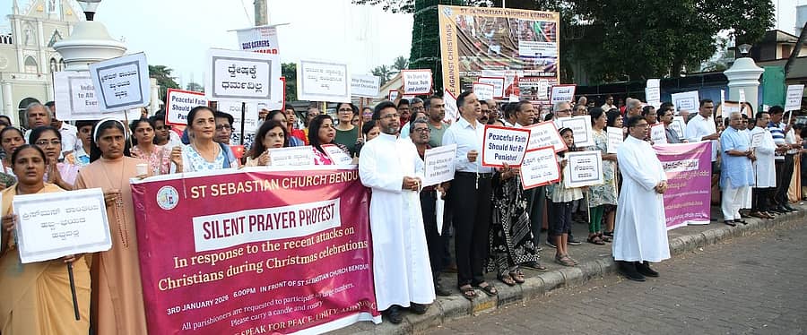 ಬೆಂದೂರಿನ ಸಂತ ಸೆಬಾಸ್ಟಿಯನ್ ಚರ್ಚ್ ಎದುರು ಮೌನ ಪ್ರತಿಭಟನೆ ನಡೆಯಿತು