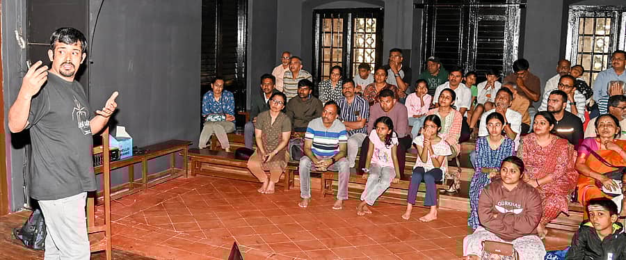 ಮೈಸೂರಿನ ಹಾರ್ಡ್ವಿಕ್ ಶಾಲೆ ಆವರಣದಲ್ಲಿರುವ ಭಾರತೀಯ ಶೈಕ್ಷಣಿಕ ರಂಗಭೂಮಿ ಸಂಸ್ಥೆಯಲ್ಲಿ ಭಾನುವಾರ ‘ಸಾಲಿಗ’ ಸಂಸ್ಥೆಯ ವಿಜ್ಞಾನಿ ಡಾ.ಎಪಿಸಿ ಅಭಿಜಿತ್ ಅವರು ಚಿಣ್ಣರಿಗೆ ‘ಜೇಡಗಳು ಏಕೆ ಮುಖ್ಯ’ ಎಂಬ ಉಪನ್ಯಾಸ ನೀಡಿದರು ಪ್ರಜಾವಾಣಿ ಚಿತ್ರ