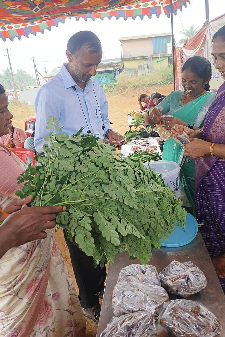 ಹೆತ್ತೂರು ಹೋಬಳಿಯ ವಳಲಹಳ್ಳಿ ಗ್ರಾಮ ಪಂಚಾಯಿತಿಯ ಹಿರಿಯೂರು ಕೂಡಿಗೆಯಲ್ಲಿ ಸಂಜೀವಿನಿ ಮಾಸಿಕ ಸಂತೆ ನಡೆಯಿತು