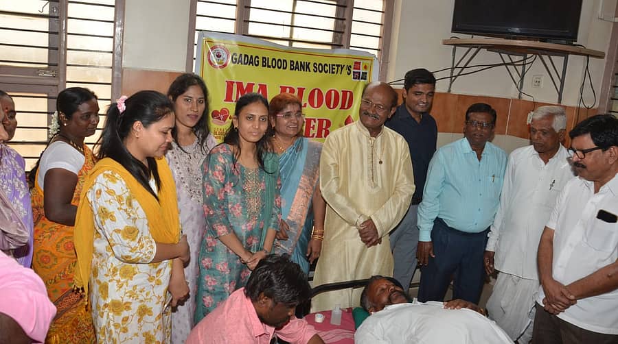 ಗದಗ ನಗರದ ರೇಣುಕಾ ಆಸ್ಪತ್ರೆಯಲ್ಲಿ ರಕ್ತದಾನ ಶಿಬಿರ ನಡೆಯಿತು