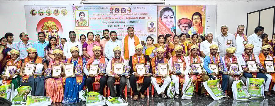 ಕಲಬುರಗಿಯ ಶರಣಬಸವೇಶ್ವರ ದೇವಸ್ಥಾನ ಆವರಣದ ಶಿವಾನುಭವ ಮಂಟಪದಲ್ಲಿ ಭಾನುವಾರ ನಡೆದ ‘ಸಾವಿತ್ರಿಬಾಯಿ ಫುಲೆ ಹಾಗೂ ಜ್ಯೋತಿಬಾ ಫುಲೆ’ ಪ್ರಶಸ್ತಿ ಪ್ರದಾನ ಸಮಾರಂಭದಲ್ಲಿ ವಿವಿಧ ಕ್ಷೇತ್ರಗಳ ಸಾಧಕರಿಗೆ ಗಣ್ಯರು ಪ್ರಶಸ್ತಿ ನೀಡಿ ಗೌರವಿಸಿದರು. ಶಾಸಕ ಅಲ್ಲಂಪ್ರಭು ಪಾಟೀಲ, ಡಿಡಿಪಿಐ ಶಂಕ್ರಮ್ಮ ಢವಳಗಿ ಹಾಜರಿದ್ದರು