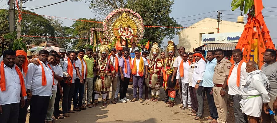 ಸರಗೂರಿನಲ್ಲಿ ಭಾನುವಾರ ಹನುಮ ಜಯಂತಿ ಅಚರಣಾ ಸಮಿತಿಯಿಂದ ಹನುಮ ಜಯಂತಿ ಉತ್ಸವದ ಶೋಭಾಯಾತ್ರೆ ವಿಜೃಂಭಣೆಯಿಂದ ನಡೆಯಿತು