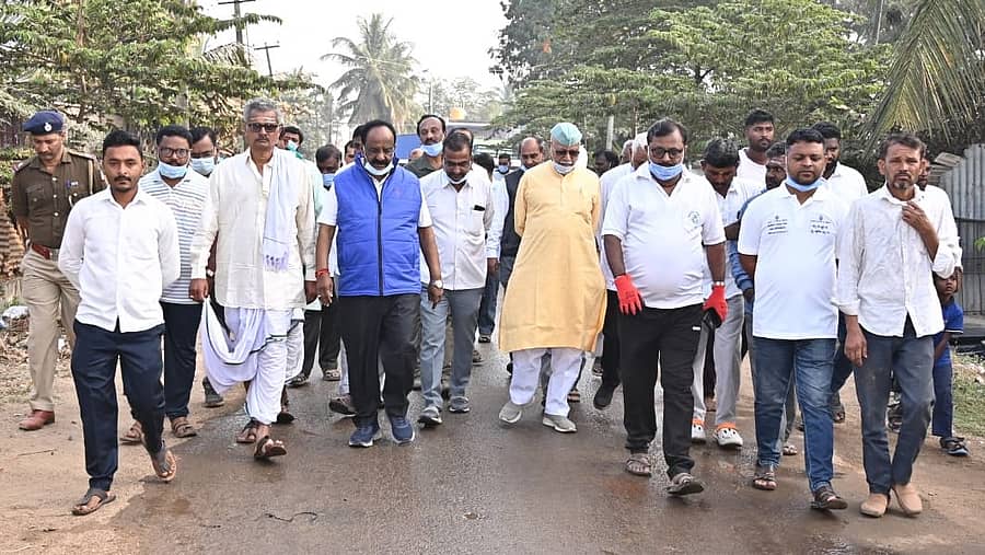 ಅಣ್ಣಿಗೇರಿಯಲ್ಲಿ ಸ್ಥಳೀಯ ಆಡಳಿತದಿಂದ ಭಾನುವಾರ ಹಮ್ಮಿಕೊಂಡಿದ್ದ ಸ್ವಚ್ಛತಾ ಅಭಿಯಾನದಲ್ಲಿ ರಾಜ್ಯ ವಿಕೇಂದ್ರೀಕರಣ ಯೋಜನೆ ಮತ್ತು ಅಭಿವೃದ್ಧಿ ಸಮಿತಿ ಉಪಾಧ್ಯಕ್ಷ ಡಿ.ಆರ್.ಪಾಟೀಲ್ ಭಾಗವಹಿಸಿದ್ದರು