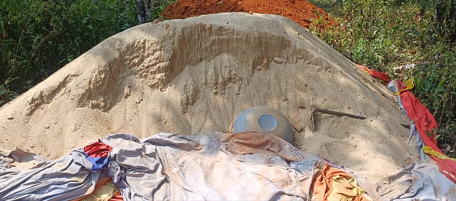 ಕೊಪ್ಪ ತಾಲ್ಲೂಕಿನ ಬಿಳಗಾರೆ ವೆಂಕಟೇಶ್ ಎಂಬವವರ ಮನೆ ಬಳಿ ಅಕ್ರಮವಾಗಿ ದಾಸ್ತಾನು ಮಾಡಿದ್ದ ಮರಳು