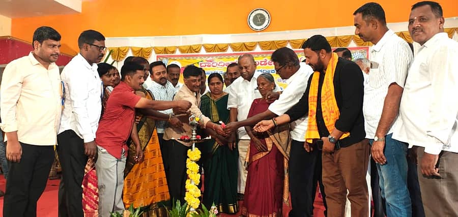 ಭಾರತೀನಗರ ಸಮೀಪದ ದೊಡ್ಡಅರಸಿನಕೆರೆ ಗೇಟ್ ಬಳಿಯ ಎಸ್‌ವೈಎಸ್‌ ಸಮುದಾಯ ಭವನದಲ್ಲಿ ದಾರಿದೀಪ ಫೌಂಡೇಷನ್ ವತಿಂದ ನಡೆದ ಸಂಕ್ರಾಂತಿ ಸಂಭ್ರಮೋತ್ಸವ ಹಾಗೂ ಪ್ರಶಸ್ತಿ ಪ್ರದಾನ ಸಮಾರಂಭವನ್ನು ಮಾಜಿ ಸಚಿವ ಡಿ.ಸಿ.ತಮ್ಮಣ್ಣ ಉದ್ಘಾಟಿಸಿದರು