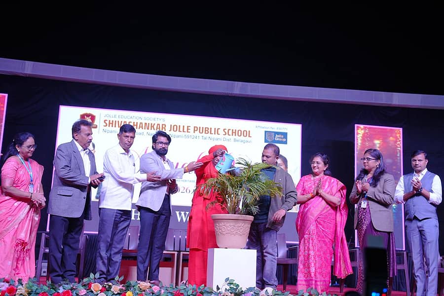 ನಿಪ್ಪಾಣಿಯ ಶಿವಶಂಕರ ಜೊಲ್ಲೆ ಪಬ್ಲಿಕ್ ಶಾಲೆಯ ವಾರ್ಷಿಕ ಸ್ನೇಹ ಸಮ್ಮೇಳನವನ್ನು ಗಣ್ಯರು ಉದ್ಘಾಟಿಸಿದರು