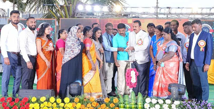 ಧರ್ಮಪುರದ ಶಿವು ಅಕಾಡೆಮಿ ಶಾಲೆಯಲ್ಲಿ ನಡೆದ ಶಿವೋತ್ಸವ ಕಾರ್ಯಕ್ರಮವನ್ನು ಸಂಸ್ಥೆಯ ಅಧ್ಯಕ್ಷ ಹಾರ್ಡ್‌ವೇರ್ ಶಿವಣ್ಣ ಉದ್ಘಾಟಿಸಿದರು