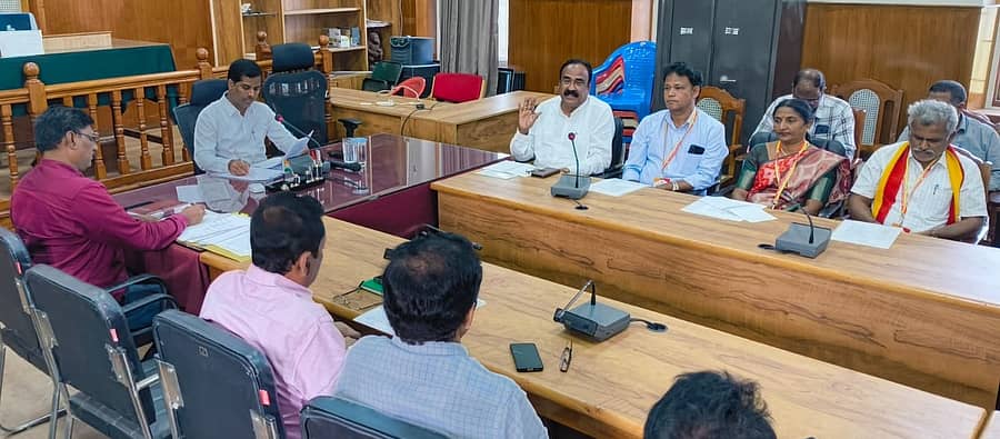 ಜಿಲ್ಲಾಧಿಕಾರಿ ಕಚೇರಿ ಸಭಾಂಗಣದಲ್ಲಿ ನಡೆದ ಜಿಲ್ಲಾ ಮಟ್ಟದ ಕನ್ನಡ ಜಾಗೃತಿ ಸಭೆಯ ಅಧ್ಯಕ್ಷತೆ ವಹಿಸಿ ಜಿಲ್ಲಾಧಿಕಾರಿ ಕುಮಾರ ಮಾತನಾಡಿದರು