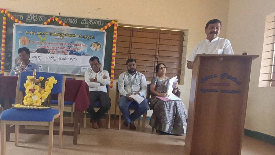 ಮೈಸೂರಿನ ಬೋಗಾದಿ ಸರ್ಕಾರಿ ಪ್ರೌಢಶಾಲೆಯಲ್ಲಿ ಧರ್ಮಸ್ಥಳ ಗ್ರಾಮಾಭಿವೃದ್ಧಿ ಯೋಜನೆ ಬಿ.ಸಿ ಟ್ರಸ್ಟ್ ವತಿಯಿಂದ ನಡೆದ ಸ್ವಾಸ್ಥ್ಯ ಸಂಕಲ್ಪ ಕಾರ್ಯಕ್ರಮದಲ್ಲಿ ವಚನ ಕುಮಾರಸ್ವಾಮಿ ಮಾತನಾಡಿದರು