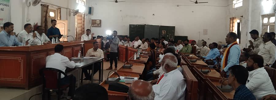 <div class="paragraphs"><p>ಹರಿಹರ ನಗರಸಭೆ ಸಭಾಂಗಣದಲ್ಲಿ ಶನಿವಾರ ನಡೆದ&nbsp; ಬಜೆಟ್ ಪೂರ್ವಭಾವಿ ಸಭೆಯಲ್ಲಿ ಭಾಗವಹಿಸಿದ್ದ ಸಾರ್ವಜನಿಕರು ಸಲಹೆ ನೀಡಿದರು</p></div>