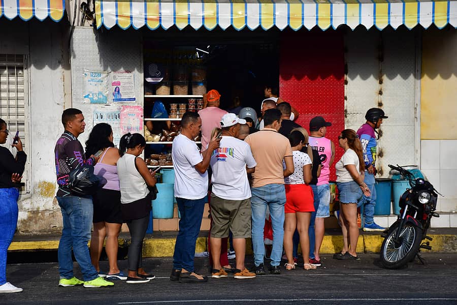 ಕರಾಕಸ್ನಲ್ಲಿ ದಿನಸಿ ಅಂಗಡಿ ಎದುರು ಭಾನುವಾರ ಜನರ ಉದ್ದನೆಯ ಸಾಲು ಕಂಡುಬಂತು –ಎಎಫ್ಪಿ ಚಿತ್ರ