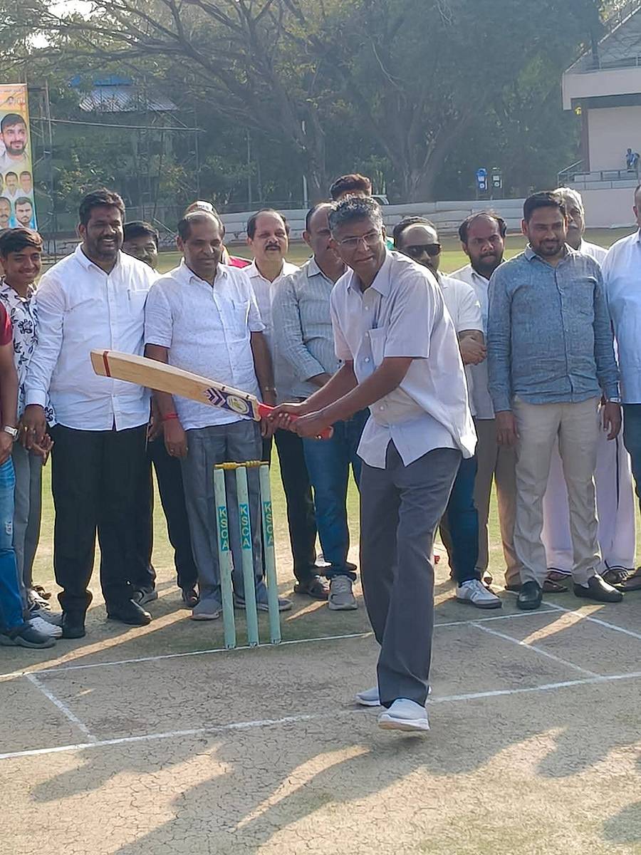 ಶಿವಮೊಗ್ಗದ ನವುಲೆ ಕ್ರೀಡಾಂಗಣದಲ್ಲಿ ಭಾನುವಾರ ವಾಲ್ಮೀಕಿ ಕಪ್ ಕ್ರಿಕೆಟ್ ಟೂರ್ನಿಗೆ ಲೋಕೋಪಯೋಗಿ ಸಚಿವ ಸತೀಶ ಜಾರಕಿಹೊಳಿ ಕ್ರಿಕೆಟ್ ಆಡುವ ಮೂಲಕ ಚಾಲನೆ ನೀಡಿದರು