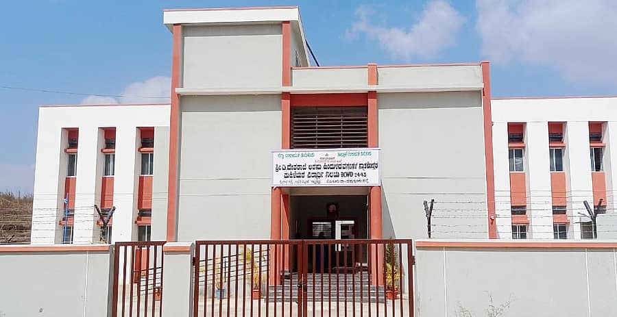 <div class="paragraphs"><p>ತುಮಕೂರಿನ ಮೈದಾಳ ರಸ್ತೆಯ ಸ್ನಾತಕೋತ್ತರ ವಿದ್ಯಾರ್ಥಿನಿಯರ ಹಾಸ್ಟೆಲ್‌</p></div>