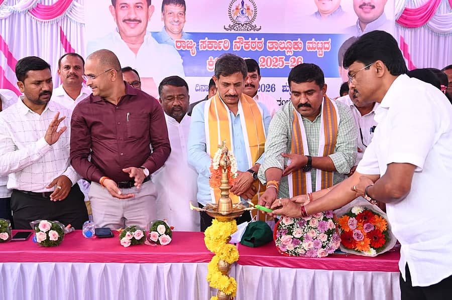 <div class="paragraphs"><p>ಮಾಗಡಿವಪಟ್ಟಣದ ಕೋಟೆ ಮೈದಾನದಲ್ಲಿ ನಡೆದ ಸರ್ಕಾರಿ ನೌಕರರ ಕ್ರೀಡಾ ಕೂಟವನ್ನು ಶಾಸಕ ಎಚ್.ಸಿ.ಬಾಲಕೃಷ್ಣ ಉದ್ಘಾಟಿಸಿದರು.</p></div>