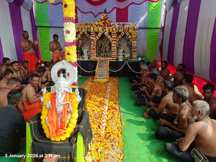 ನರಸಾಪೂರ ಗ್ರಾಮದ ಖಾದಿ ನಗರದ ವರಸಿದ್ಧಿ ವಿನಾಯಕ ದೇವಸ್ಥಾನದ ಸಮುದಾಯ ಭವನದಲ್ಲಿ ಅಯ್ಯಪ್ಪ ಸ್ವಾಮಿ ಮಹಾಪೂಜೆ ನಡೆಯಿತು