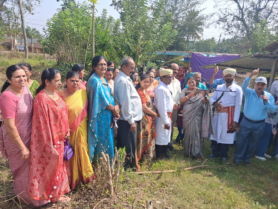 ಕುಶಾಲನಗರ ಸಮೀಪದ ಚಿಕ್ಕತ್ತೂರು ಅರೆಭಾಷೆ ಒಕ್ಕೂಟದ ವತಿಯಿಂದ ಸಂತೋಷಕೂಟ ಭಾನುವಾರ ಮಹಿಳೆಯರು ಮತ್ತು ಪುರುಷರಿಗೆ ಏರ್ಪಡಿಸಿದ್ದ ಕೋವಿಯಿಂದ ಗುಂಡು ಹೊಡೆವ ಸ್ಪರ್ಧೆಯನ್ನು ಶಿಕ್ಷಕಿ ಸೂದನ ಲೀಲಾಗೋಪಾಲ್ ಉದ್ಘಾಟಿಸಿದರು.