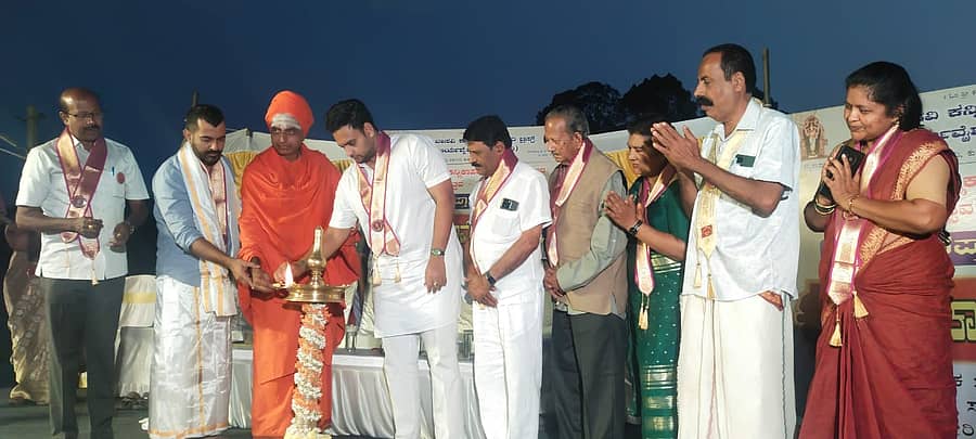 ಕುಶಾಲನಗರ ಶ್ರೀ ಸವಿ ಕನ್ನಿಕಾಪರಮೇಶ್ವರಿ ಟ್ರಸ್ಟ್, ಆರ್ಯವೈಶ್ಯ ಮಂಡಳಿಯು ವಾಸವಿ ಕನ್ನಿಕಾಪರಮೇಶ್ವರಿ ದೇವಸ್ಥಾನದ ಬ್ರಹ್ಮಕಲಶೋತ್ಸವ , ವಾಸವಿ ಸಪ್ತಾಹ ಅಂಗವಾಗಿ ಶನಿವಾರ ಏರ್ಪಡಿಸಿದ್ದ 181ನೇ ಕಾವೇರಿ ಮಹಾ ಆರತಿ ಕಾರ್ಯಕ್ರಮವನ್ನು ಸಂಸದ ಒಡೆಯರ್ ಉದ್ಘಾಟಿಸಿದರು. ಸದಾಶಿವ ಸ್ವಾಮೀಜಿ, ಶಾಸಕ ಮಂತರ್ ಗೌಡ ಭಾಗವಹಿಸಿದ್ದರು.