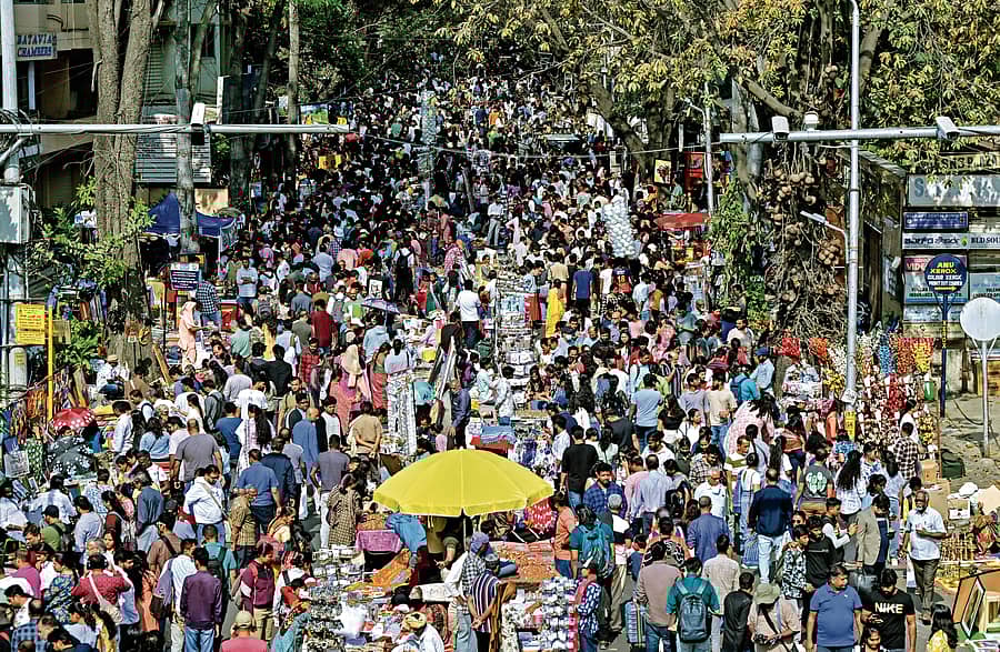 ಚಿತ್ರಸಂತೆ ವೀಕ್ಷಿಸಲು ಕುಮಾರಕೃಪಾ ರಸ್ತೆಯಲ್ಲಿ ಸೇರಿದ್ದ ಜನಸ್ತೋಮ
ಪ್ರಜಾವಾಣಿ ಚಿತ್ರ: ಪ್ರಶಾಂತ್ ಎಚ್.ಜಿ.