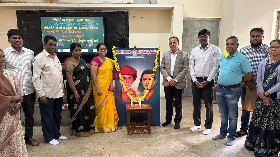 ಸಾವಿತ್ರಿ ಬಾಯಿ ಫುಲೆ ಅವರ 195ನೇ ಜನ್ಮದಿನ ಪ್ರಯುಕ್ತ ಸಾವಿತ್ರಿ ಬಾಯಿ ಫುಲೆ ಹಾಗೂ ಜ್ಯೋತಿ ಬಾ ಫುಲೆ ಅವರ ಭಾವಚಿತ್ರಕ್ಕೆ ಮಾಲಾರ್ಪಣೆ ಮಾಡಲಾಯಿತು. ಕುಲಪತಿ ಎಸ್.ಎಂ. ಜಯಕರ, ಇತಿಹಾಸ ವಿಭಾಗದ ಮುಖ್ಯಸ್ಥೆ ಎಸ್. ನಾಗರತ್ನಮ್ಮ, ಕಲಾ ವಿಭಾಗದ ಡೀನ್ ಸಿ.ಸೋಮಶೇಖರ್, ದೂರ ಶಿಕ್ಷಣ ನಿರ್ದೇಶಕ ಎಲ್.ಮುರುಳೀಧರ ಮತ್ತು ಪ್ರಾಧ್ಯಾಪಕ ಎಂ.ಶಶಿಧರ್ ಉಪಸ್ಥಿತರಿದ್ದರು.