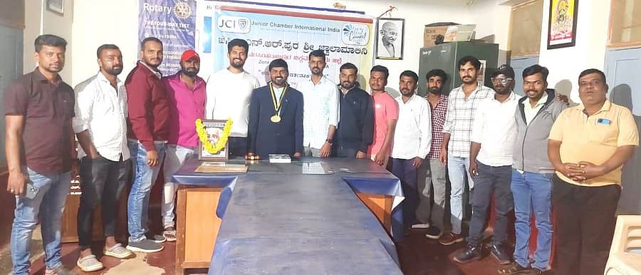 ನರಸಿಂಹರಾಜಪುರದ ಜ್ವಾಲಾಮಾಲಿನಿ ಜೆ.ಸಿ.ಐ ಸಂಸ್ಥೆಯಿಂದ ಆಯೋಜಿಸಿದ್ದ ವಿಶ್ವಮಾನವ ದಿನಾಚರಣೆಯಲ್ಲಿ ಜೆ.ಸಿ.ಐ ಸಂಸ್ಥೆಯ ಅಧ್ಯಕ್ಷ, ಪದಾಧಿಕಾರಿಗಳು ಭಾಗವಹಿಸಿದ್ದರು