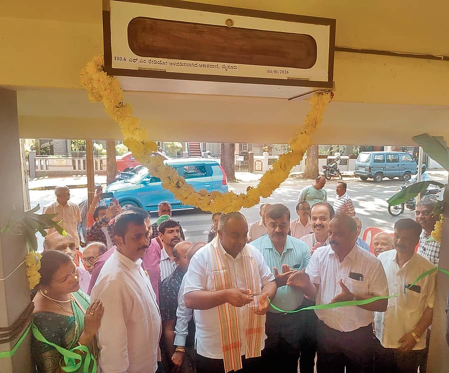 ಮೈಸೂರಿನ ಕುವೆಂಪುನಗರ ‘ಎನ್’ ಬ್ಲಾಕ್ನಲ್ಲಿರುವ ಬಸ್ನಿಲ್ದಾಣದಲ್ಲಿ ಬೂಕನಕೆರೆ ವಿಜೇಂದ್ರ ಅವರು ಅಳವಡಿಸಿರುವ ‘ಆಕಾಶವಾಣಿ’ ಸೌಲಭ್ಯಕ್ಕೆ ಶಾಸಕ ಟಿ.ಎಸ್.ಶ್ರೀವತ್ಸ ಚಾಲನೆ ನೀಡಿದರು –ಪ್ರಜಾವಾಣಿ ಚಿತ್ರ