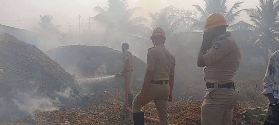ಮಾಯಕೊಂಡ ಗ್ರಾಮದ ಕೈದಾಳ್ ಬಸವರಾಜಪ್ಪರ ಖಾಲಿ ಜಾಗದಲ್ಲಿ ಸಂಗ್ರಹಿದ್ದ ಅಡಿಕೆ ಸಿಪ್ಪೆಗೆ ಹೊತ್ತಿ ಬೆಂಕಿಯನ್ನು ನಂದಿಸಿದ ದಾವಣಗೆರೆಯ ಅಗ್ನಿ ಶಾಮಕ ದಳದ ಸಿಬ್ಬಂದಿಗಳು.