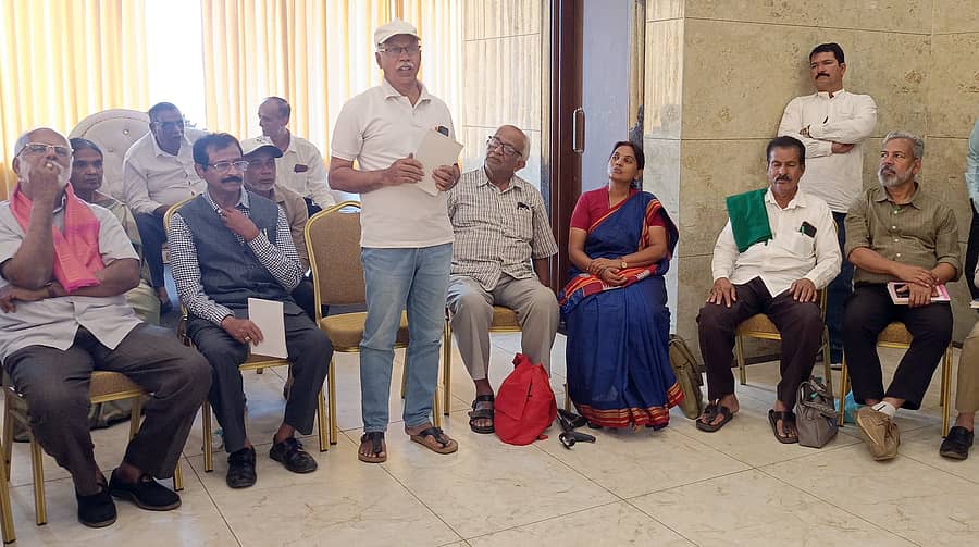 ಶ್ರೀರಂಗಪಟ್ಟಣ ಸಮೀಪದ ರಾಜೀವ್‌ನಗರದಲ್ಲಿ ಮುಸ್ಲಿಂ ಸೌಹಾರ್ದ ಒಕ್ಕೂಟ ಹಾಗೂ ಇನ್ಸಾಫ್‌ ಮೈಸೂರು ಸಹಯೋಗದಲ್ಲಿ ಭಾನುವಾರ ನಡೆದ ಕೋಮು ಸೌಹಾರ್ದ ಸಭೆಯಲ್ಲಿ ಮುಸ್ಲಿಂ ಸೌಹಾರ್ದ ಒಕ್ಕೂಟದ ಗೌರವಾಧ್ಯಕ್ಷ ಇಲ್ಯಾಸ್ ಅಹಮದ್‌ ಖಾನ್‌ ಮಾತನಾಡಿದರು